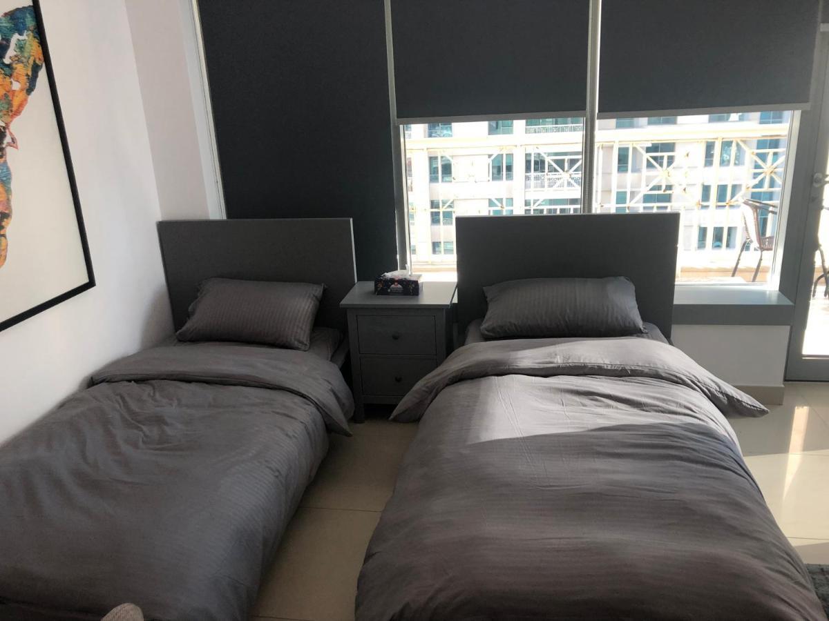 Downtown Boulevard One Bedroom Apt In 29 Blvd غرفة وصالة Burj & Fountain View Master Bedroom Plus 2 Single Beds In Living Room Dubai Eksteriør billede